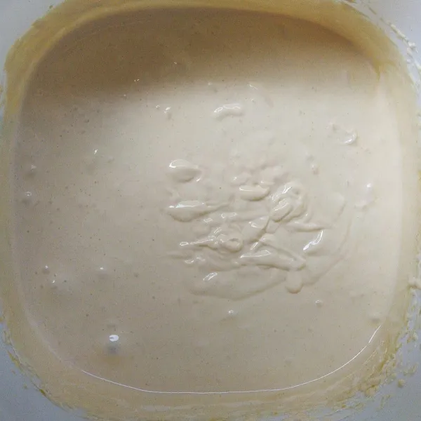 Mixer hingga putih kental berjejak membentuk pita.