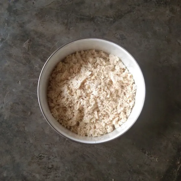 Bela tahu goreng menjadi dua bagian, keluarkan semua isi tahu. Haluskan isian tahu yang tadi telah terkumpul.