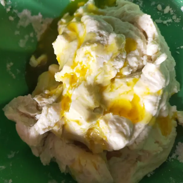 Masukan butter leleh dan uleni hingga adonan bisa dibentuk. Beri adonan dengan pasta talas aduk lagi hingga rata.