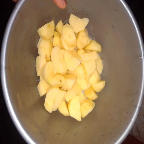 Cuci bersih kentang dan potong dadu