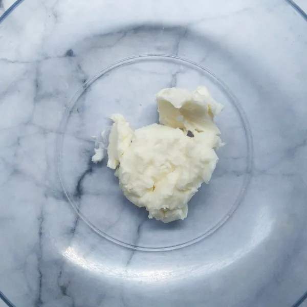 Masukan margarin putih ke dalam wadah.