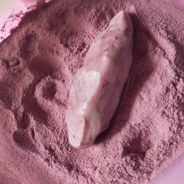 Gulingkan dalam tepung ubi ungu.