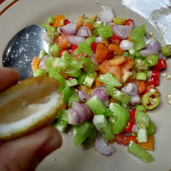 Beri perasan jeruk dan icip rasanya.