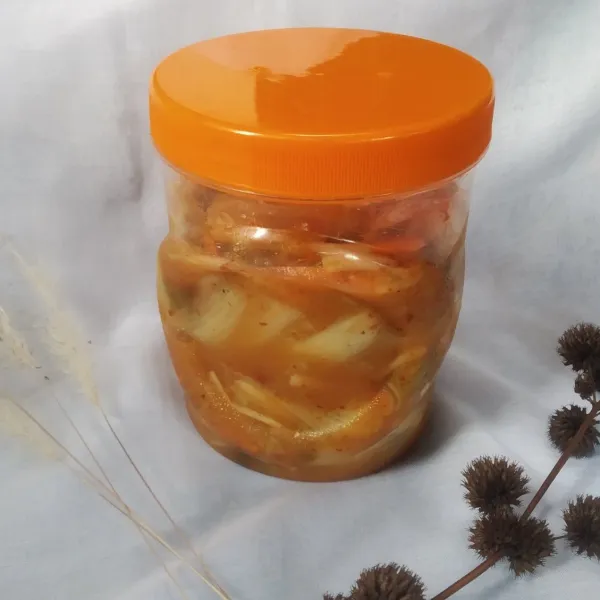 Masukan kimchi ke dalam toples tertutup rapat. Biarkan selama 2 hari pada suhu ruang agar proses fermentasi dapat berlangsung. Kimchi siap disajikan. Tips : masukan ke dalam kulkas agar selanjutnya tidak terlalu asam.