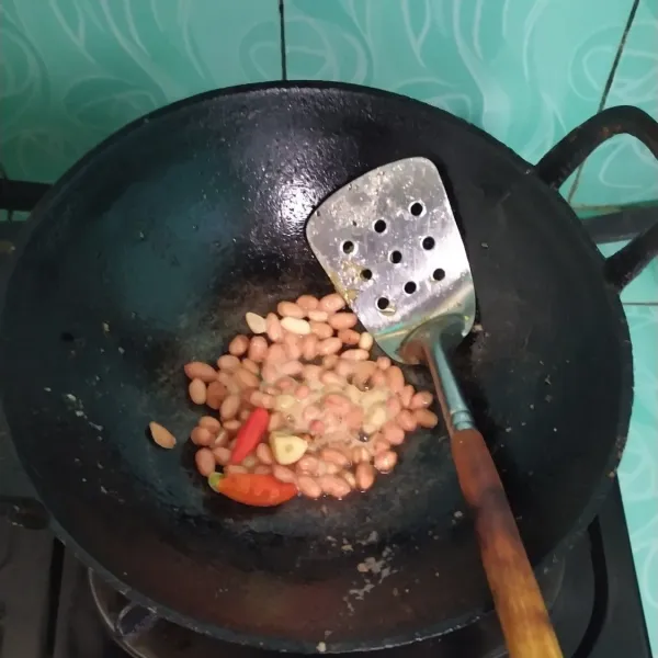 Goreng kacang, cabe, dan bawang putih