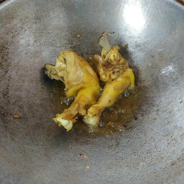 Goreng ayam hingga kecoklatan, setelah matang iris-iris daging ayam.