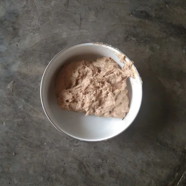 Giling daging sapi dengan 1 scoop es batu, 1/2 kg tepung kanji, bawang putih, bawang putih bubuk, bumbu pentol bakso bubuk.