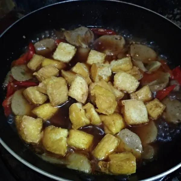 Masukkan tahu. Aduk rata dan masak sampai semua matang. Koreksi rasa dan siap disajikan.