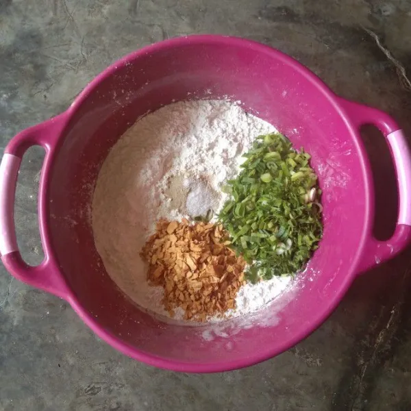 Siapkan 1 kg tepung kanji, bawang putih goreng, bawang merah goreng, irisan seledri dan irisan bawang pray, garam, gula putih, kaldu jamur serta merica bubuk. Aduk hingga tercampur rata.