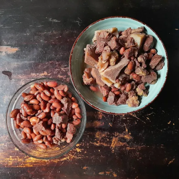 Daging dan kacangnya dipresto dulu agar proses masak lebih cepat, bisa juga direndam semalaman kacang merahnya.