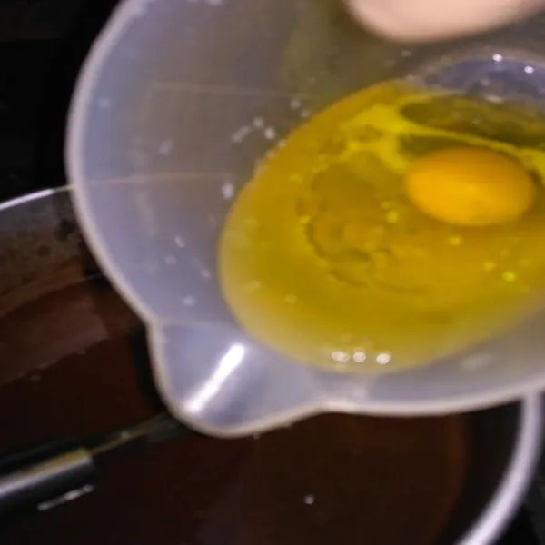 Tuang telur & minyak sayur, aduk cepat.