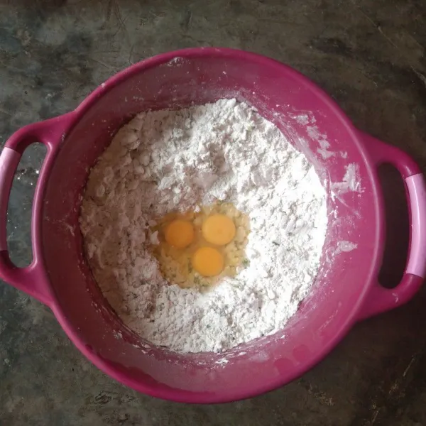 Tambahkan telur lalu aduk kembali.