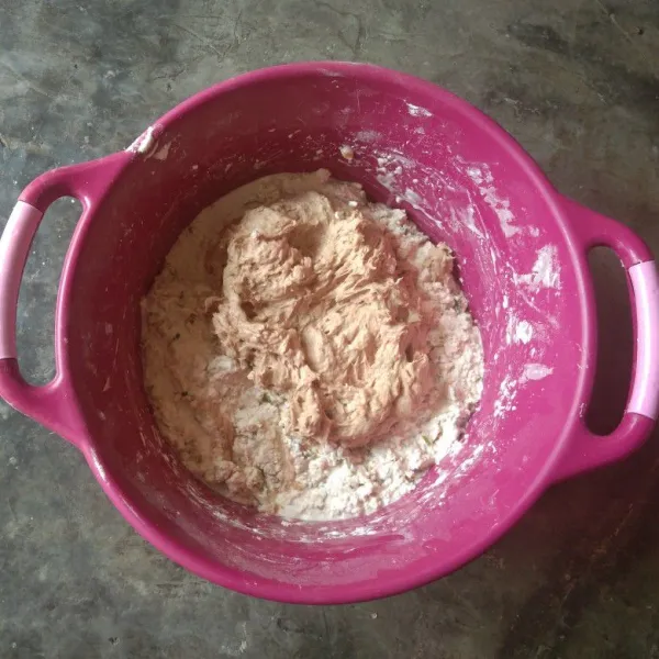 Masukkan campuran gilingan daging yang telah dibuat kedalam adonan tepung kanji. Aduk hingga rata. Saat proses pengadukan pastikan memberi sedikit demi sedikit air hingga semua bahan tercampur rata.