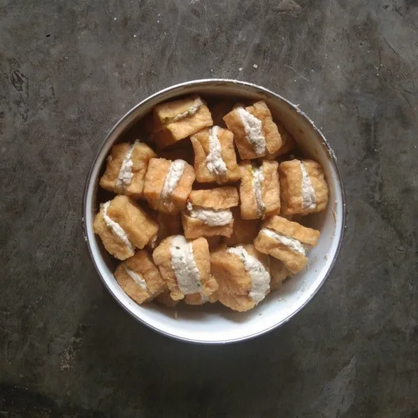 Masukkan adonan kedalam kulit tahu.