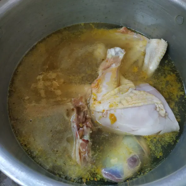 Cuci bersih ayam, rebus dengan 1 liter air dan bumbu ungkep yang telah dihaluskan. Masak sampai ayam empuk. Setelah ayam empuk keluarkan ayam kemudian masukkan sisa air ke dalam panci.