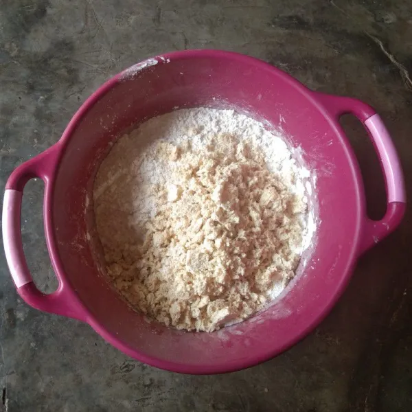 Tambahkan isian tahu yang tadi telah disiapkan. Aduk kembali hingga rata.