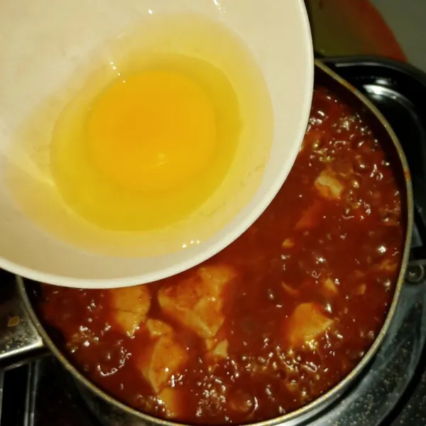 Terakhir tuang telur, masak sebentar lalu matikan api. Siap disantap.
