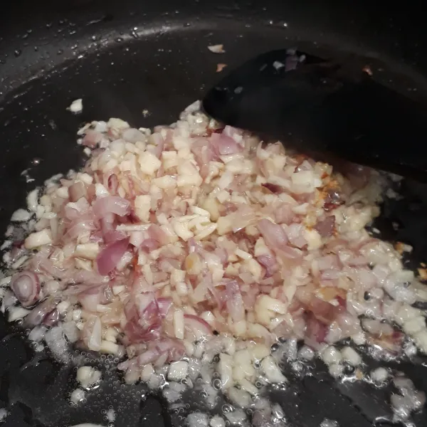 Panaskan minyak goreng lalu tumis bawang merah & putih hingga harum.