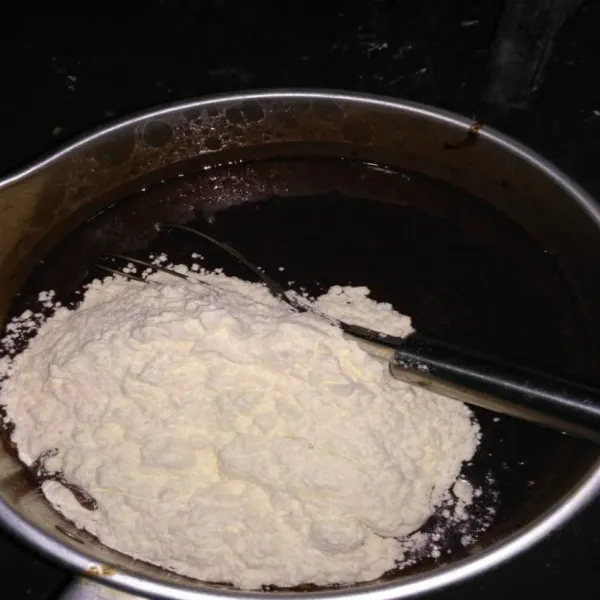 Tambahkan tepung terigu & baking powder. Aduk lagi.