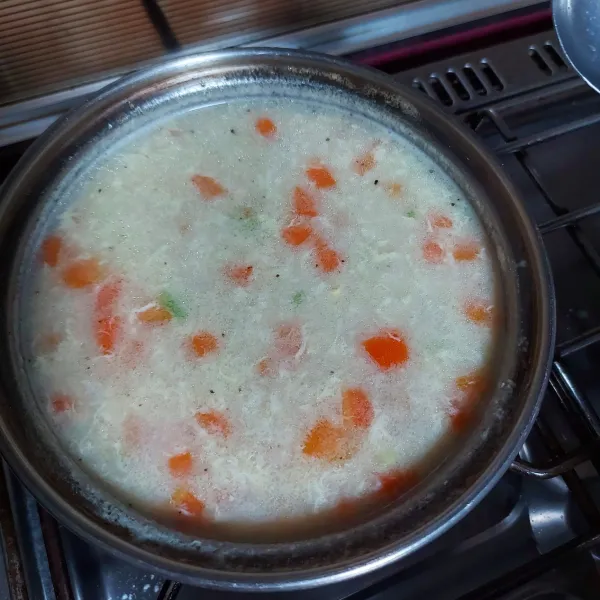 Setelah makaroni masak, kocok telur dengan susu kemudian tuang perlahan sambil sup diaduk agar telur tidak menggumpal.