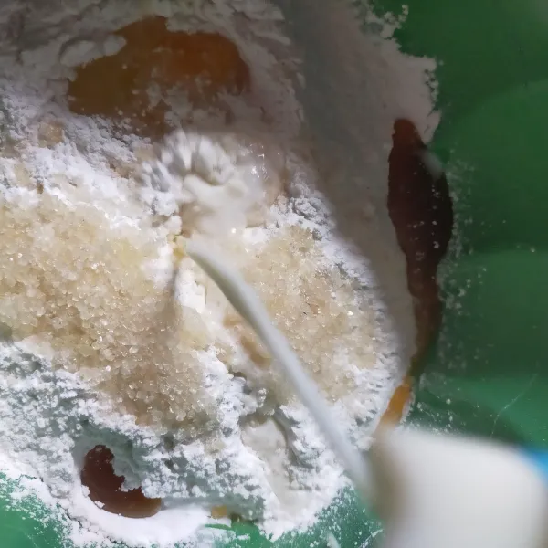 Tuang susu cair sambil diuleni.