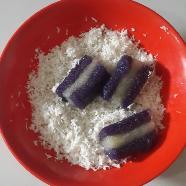 Keluarkan dan biarkan hingga benar-benar dingin. Kemudian keluarkan dari loyang dan potong-potong. Gulingkan di parutan kelapa.