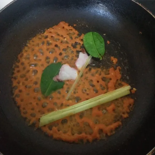 Tumis bumbu halus bersama dengan daun jeruk, serai dan lengkuas hingga harum.