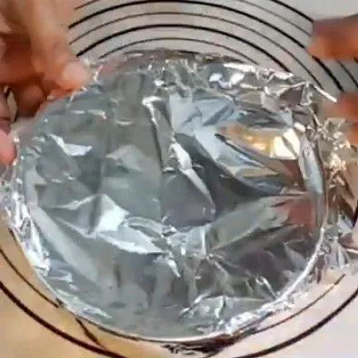 Bungkus loyang dengan aluminium foil.