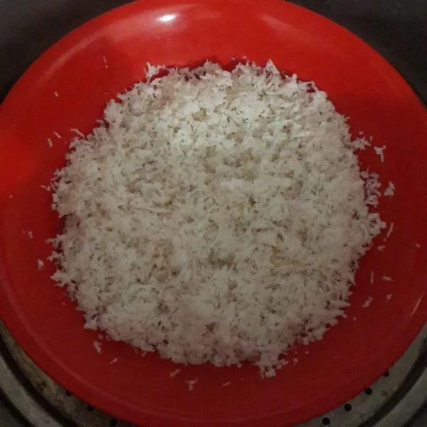 Kukus kelapa parut. Beri sedikit garam, aduk rata dan kukus selama 110 menit. Angkat dan sisihkan.