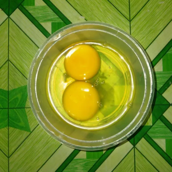 Siapkan 2 telur.