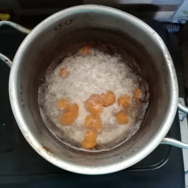 Didihkan air di panci. Masukan wortel, masak sampai setengah matang.