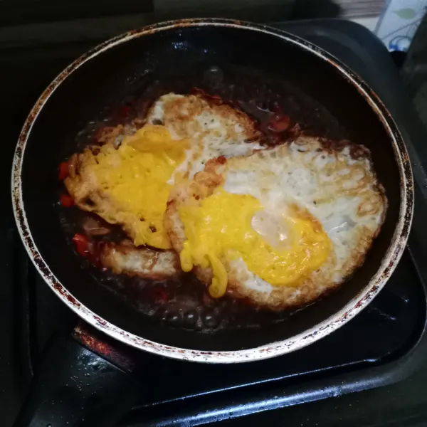 Masukan telur ceplok, aduk rata.