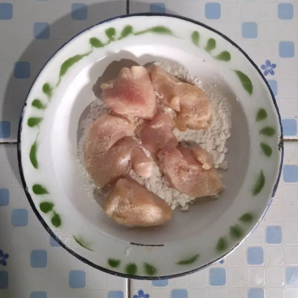 Baluri ayam dengan tepung terigu kering