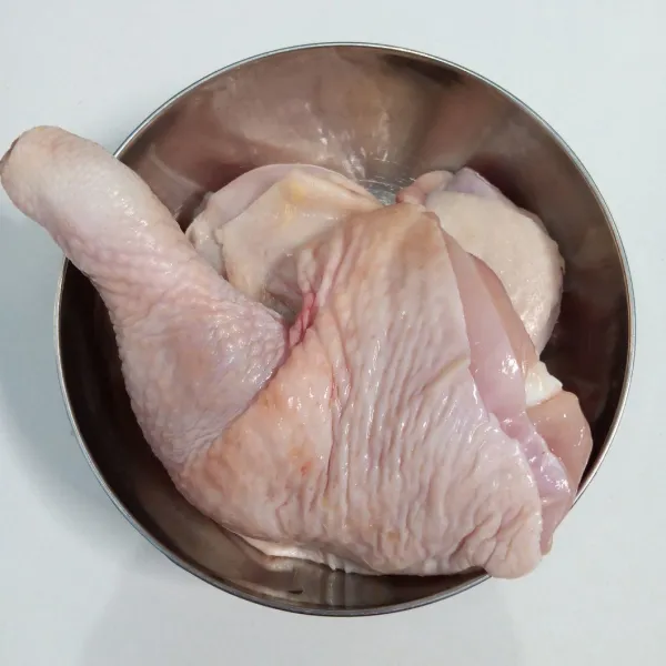 Siapkan ayam. Cuci bersih. Kemudian kerat-kerat.