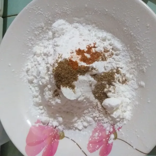siapkan tepung pelapis dengan mencampurkan tepung dan bumbu-bumbu.