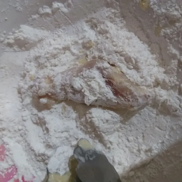 celupkan lagi filet yang sudah dibalut tepung kering ke bumbu rendaman, setelah itu balur lagi di tepung kering. sisihkan.