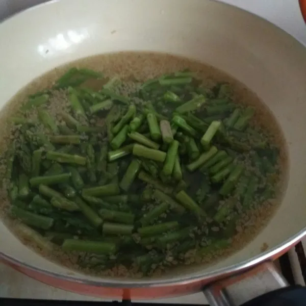Masukkan asparagus, masak hingga empuk.