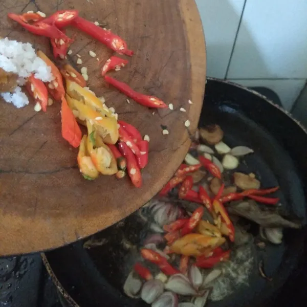 Tumis bawang merah dan bawang putih hingga harum, lalu masukkan cabe, daun salam, lengkuas, gula dan garam. Aduk rata, masak hingga gula larut.