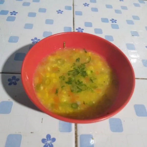 Sup krim jagung siap dinikmati dengan taburan seledri jika suka