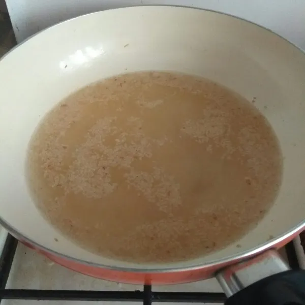 Rebus air lalu masukkan bawang putih goreng.