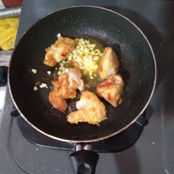 Setelah ayam berwarna kecoklatan merata, masukan bawang dan tumis hingga harum