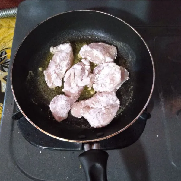 Siapkan teflon dan masukan mentega. Jika mentega sudah cair, masukan ayam yang sudah dibaluri tepung. Jika satu sisi ayam telah berwarna kecoklatan balik