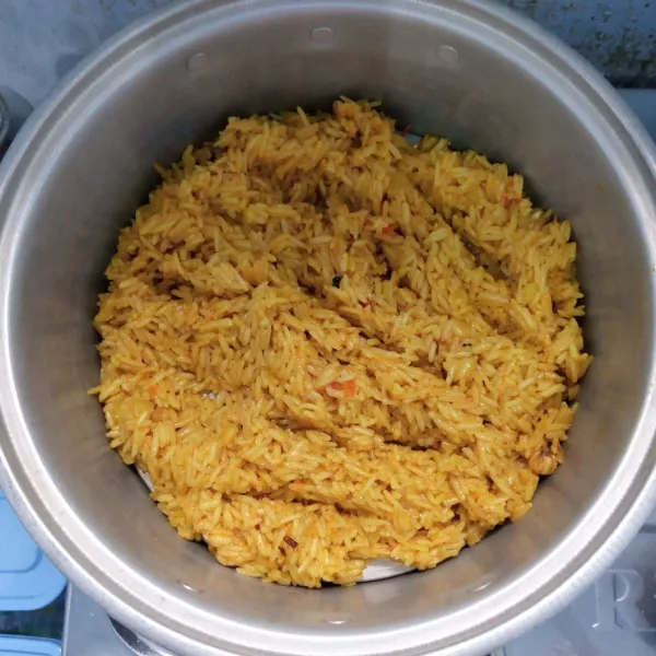 Kukus nasi selama 30-45 menit atau sampai matang. Angkat, tiriskan dan sajikan bersama ayam goreng, tomat dan timun.