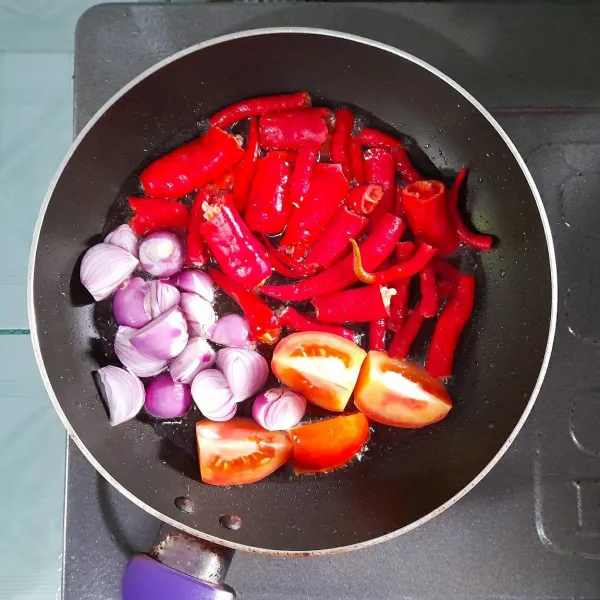 Persiapkan aneka cabai, bawang dan tomat. Kemudian masukan aneka cabai, bawang dan tomat. Tumis sampai mulai lunak.
