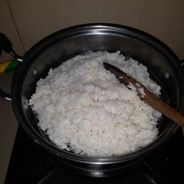 Panaskan kukusan. Kukus kembali beras ketan selama 20 menit.