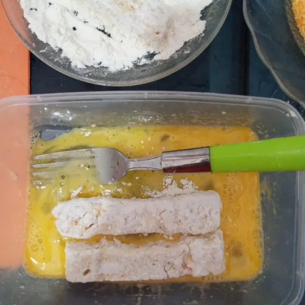 Gulingkan kedalam tepung kemudian celupkan kedalam telur gulingkan kedalam panir. Simpan dalam freezer 30 menit.