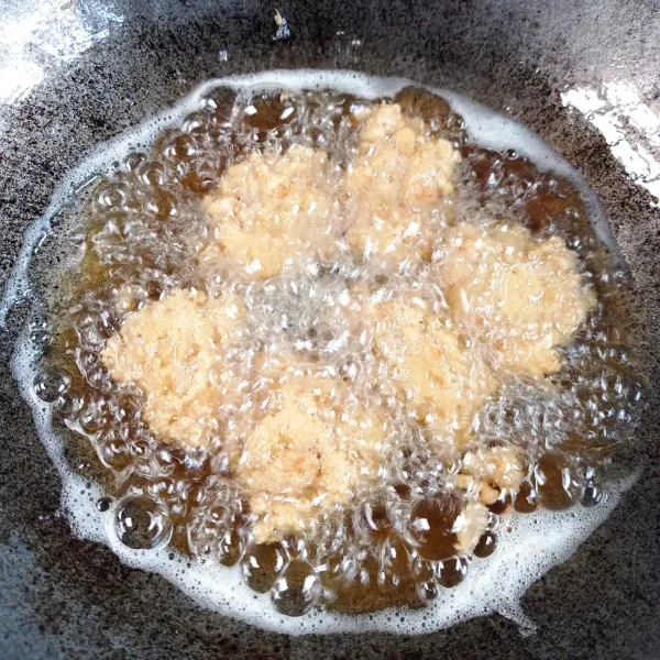 Ambil adonan tahu dengan garpu, masukkan dalam minyak panas, goreng sampai garing.