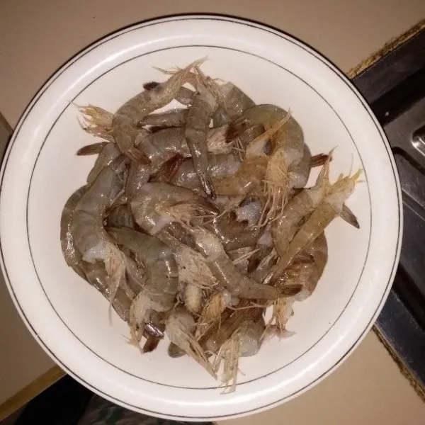 Peyek udang yang sedang digoreng dalam wajan besi