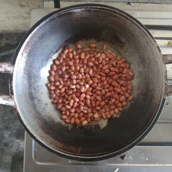 Goreng kacang tanah dengan minyak goreng secukupnya.