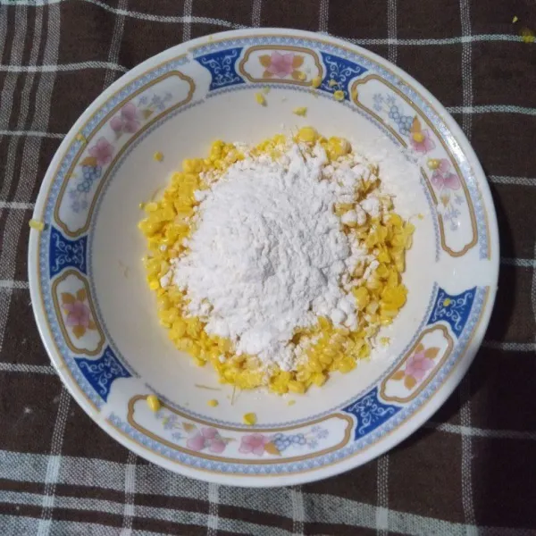 Campur jagung, tepung dan garam hingga rata